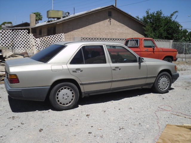 1986 Mercedes Benz 300e for restoration, or parts 1986 Mercedes-Benz 300-Series
