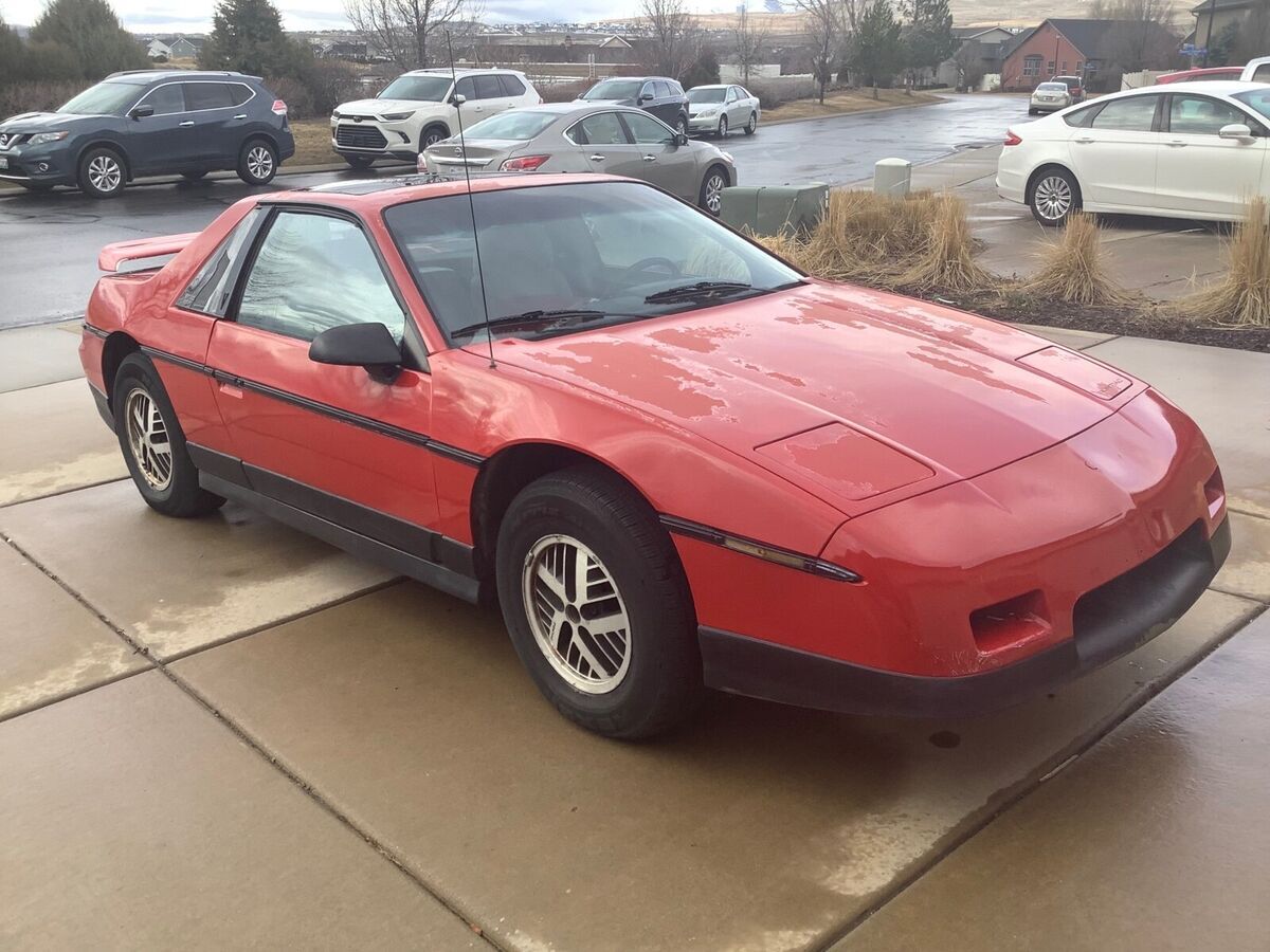 1986 Pontiac Fiero SE - photo 2
