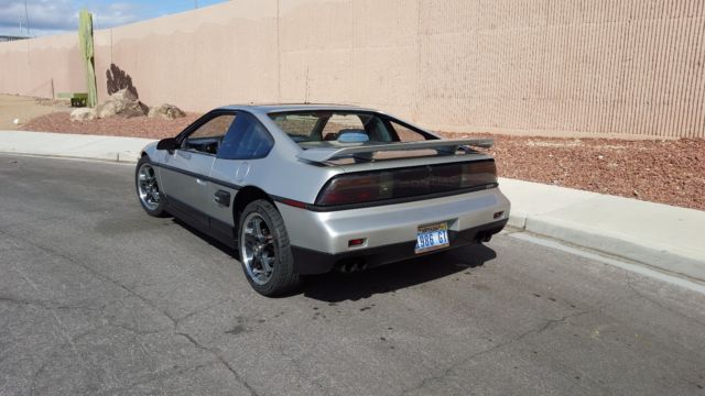 1986 Pontiac Fiero - photo 2