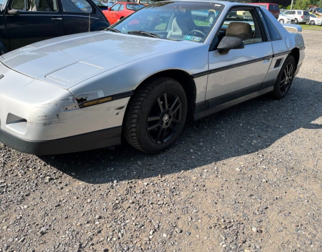1986 Pontiac Fiero SE - photo 2