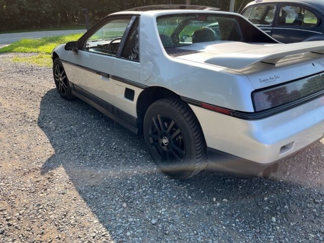 1986 Pontiac Fiero SE - photo 3