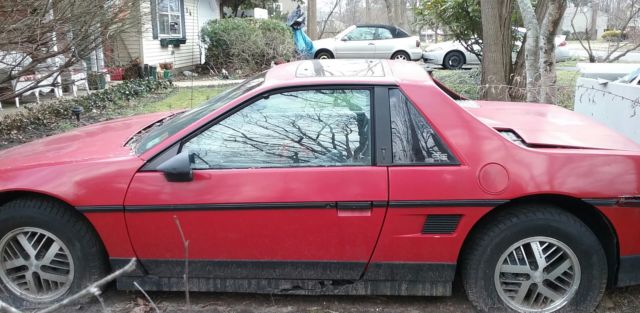 1986 Pontiac Fiero SE Coupe 2-Door - photo 2