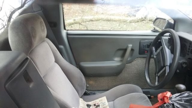 1986 Pontiac Fiero SE Coupe 2-Door - photo 3