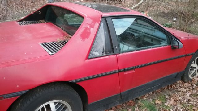 1986 Pontiac Fiero SE Coupe 2-Door - photo 4
