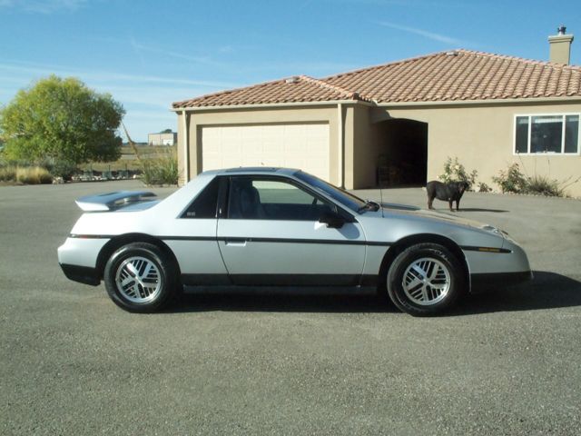 1986 Pontiac Fiero SE Coupe 2-Door - photo 2
