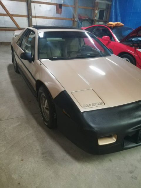 1986 Pontiac Fiero SE 2m6 Gold Edition - photo 2