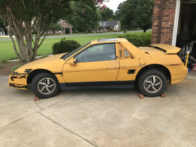 1986 Pontiac Fiero SE Coupe 2-Door
