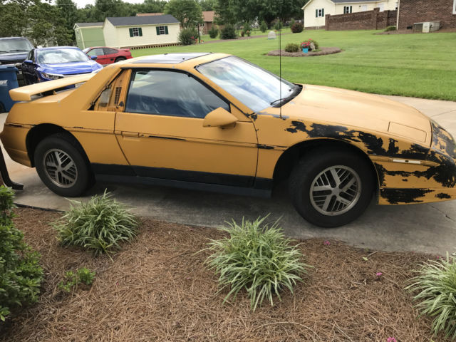 1986 Pontiac Fiero SE Coupe 2-Door - photo 4