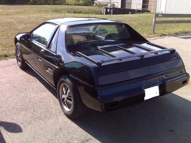 1986 Pontiac Fiero - photo 2