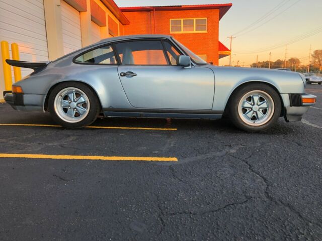 1986 Porsche 911 Sunroof Coupe 1986 Porsche 911 2 door