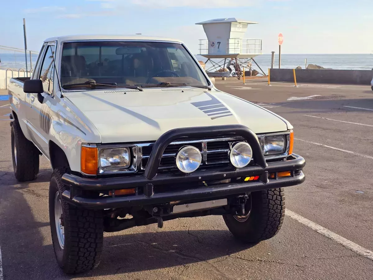 1986 Toyota 4x4 Pickup 5-Speed SR5 1986 Toyota 1/2 Ton Pickup