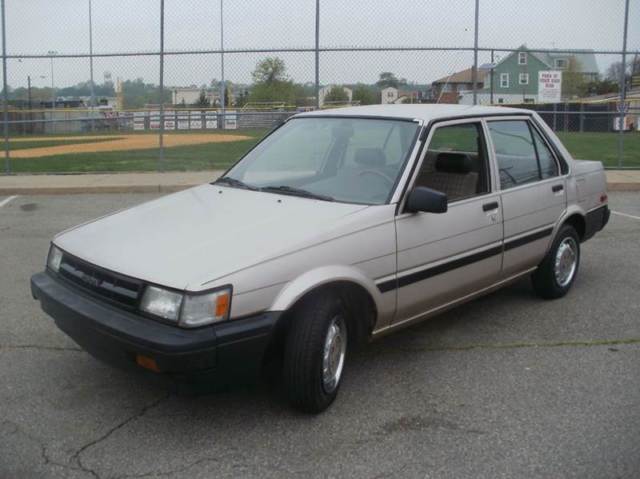 1986 Toyota Corolla Deluxe 4dr Sedan