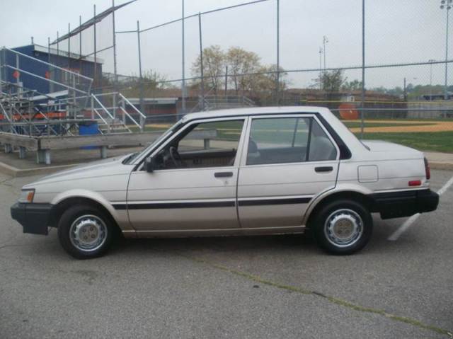 1986 Toyota Corolla Deluxe 4dr Sedan - photo 2