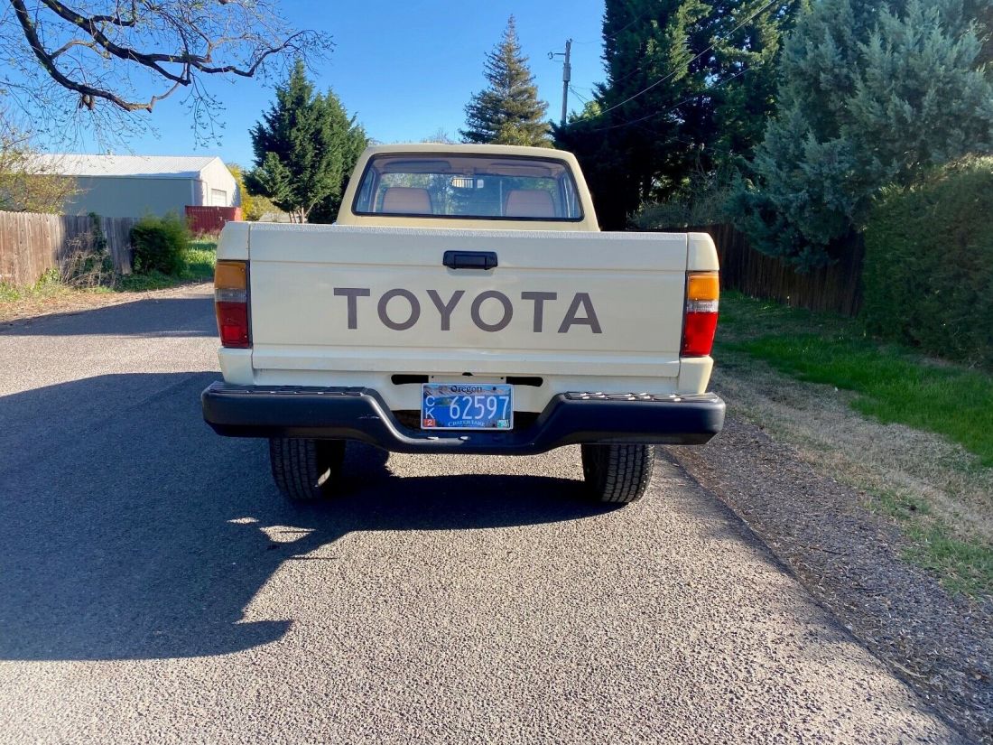 1986 Toyota Hilux Pickup base straight axle - photo 3