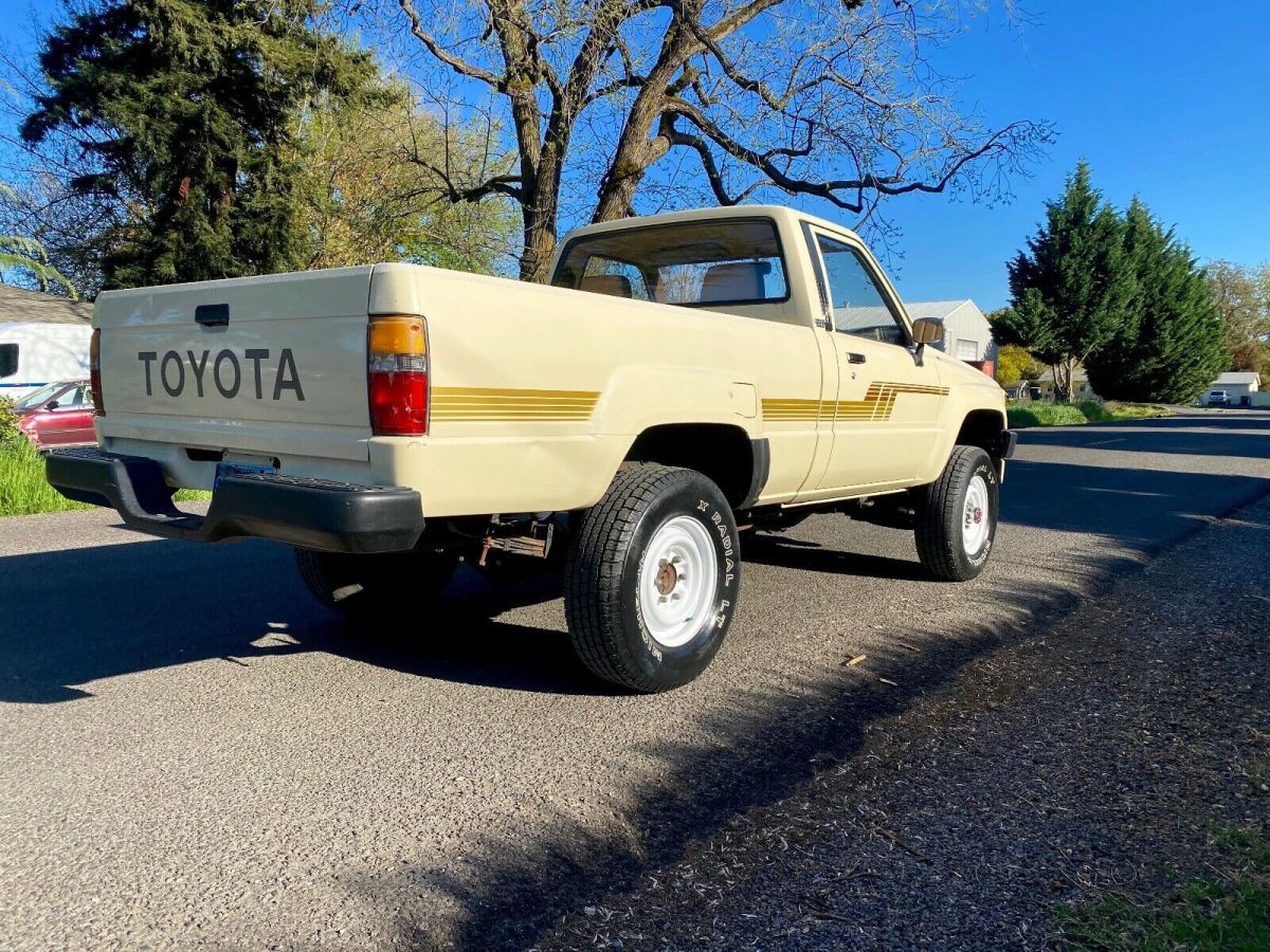1986 Toyota Hilux Pickup base straight axle - photo 2