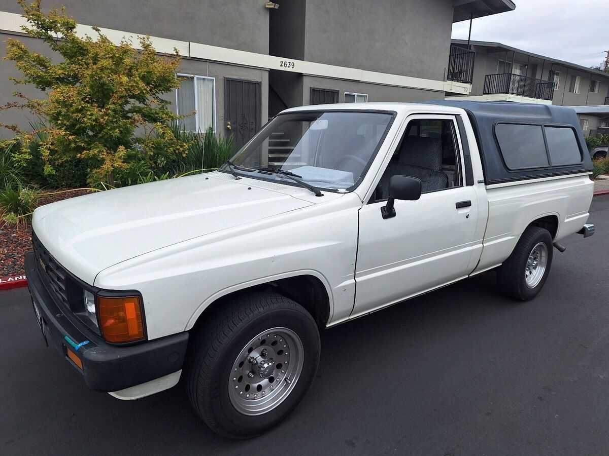 1986 Toyota Pickup Pickup White RWD Automatic 1/2 TON RN50 1986 Toyota Pickup 1/2 TON RN50