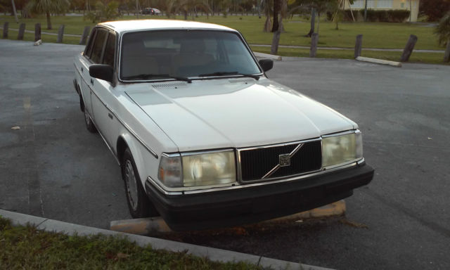 1986 Volvo 240 Base Sedan 4-Door 1986 Volvo 240