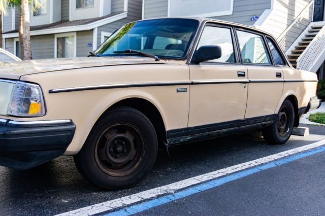 1986 Volvo 240 4D SEDAN - photo 2
