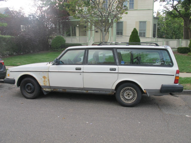 1986 Volvo 240 GL Wagon, White 1987 Volvo 240