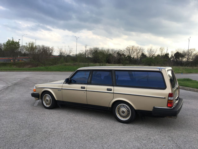 1986 Volvo 245 wagon, manual transmission 1986 Volvo 240 DL