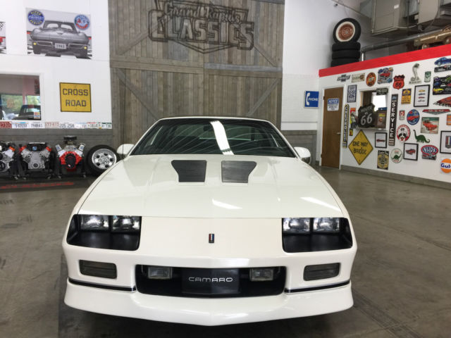 1987 Chevrolet Camaro IROC Z28 - photo 2