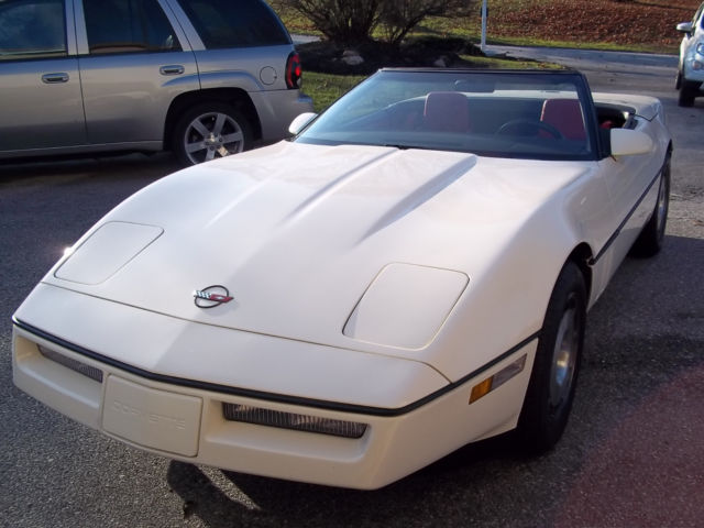 1987 Chevrolet Corvette Convertible (18,786 original miles garage kept) 1987 Chevrolet Corvette Leather