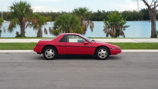 1987 Pontiac Fiero Black - photo 2