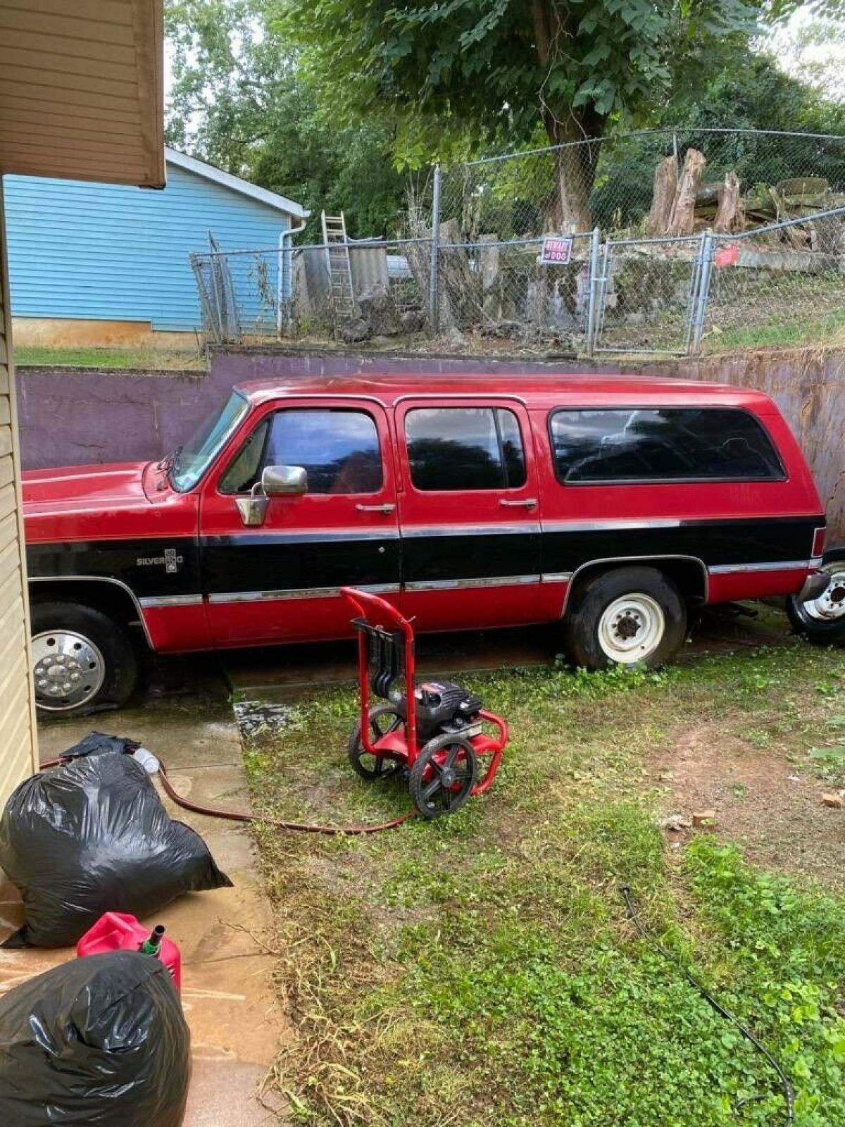 1987 Chevrolet R20 Suburban SUV Red RWD Automatic R20 1987 Chevrolet R20 Suburban R20