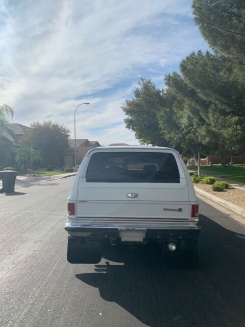 1987 Chevrolet Suburban - photo 9