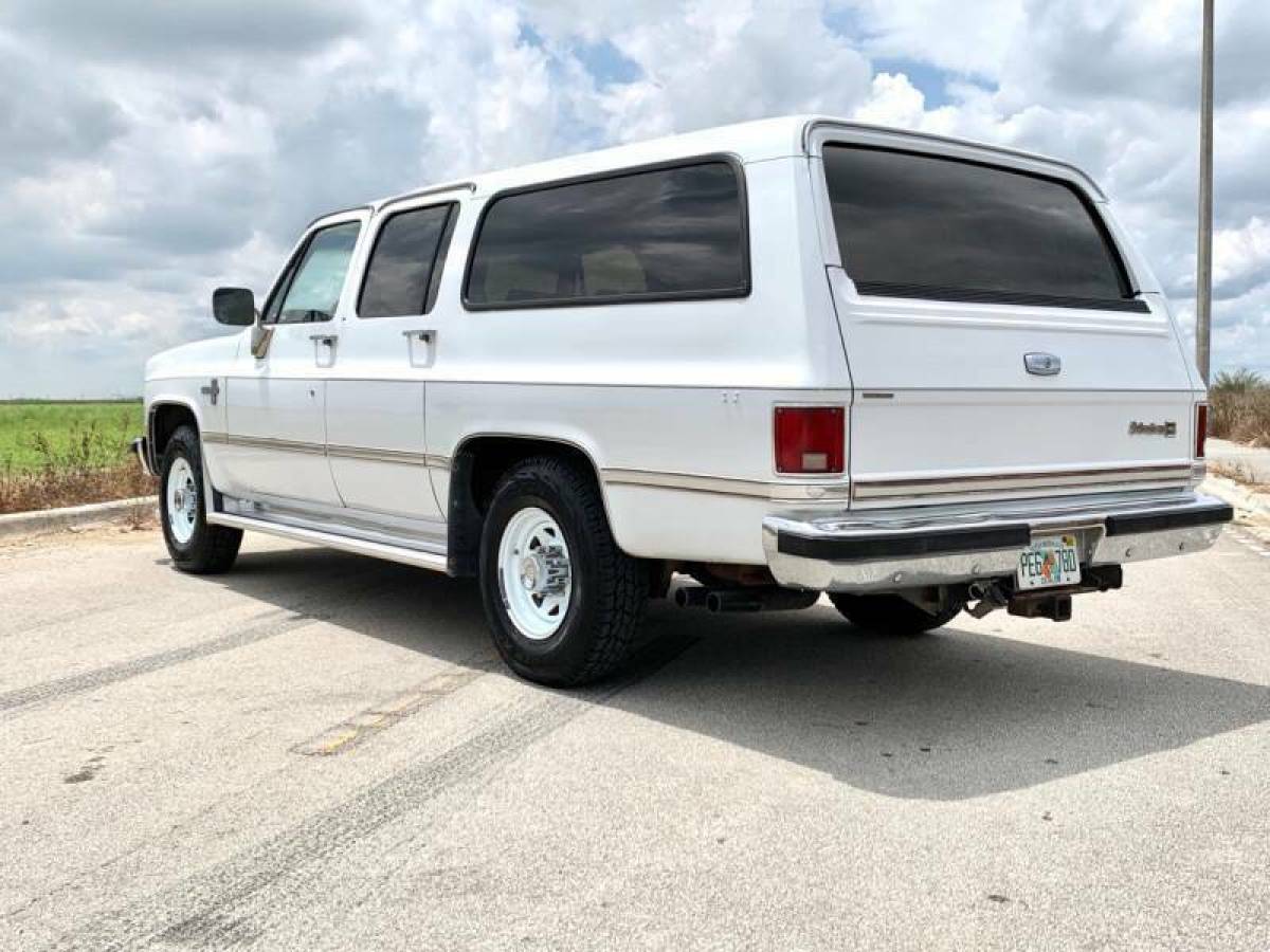 1987 Chevrolet Suburban R20 4dr SUV - photo 10