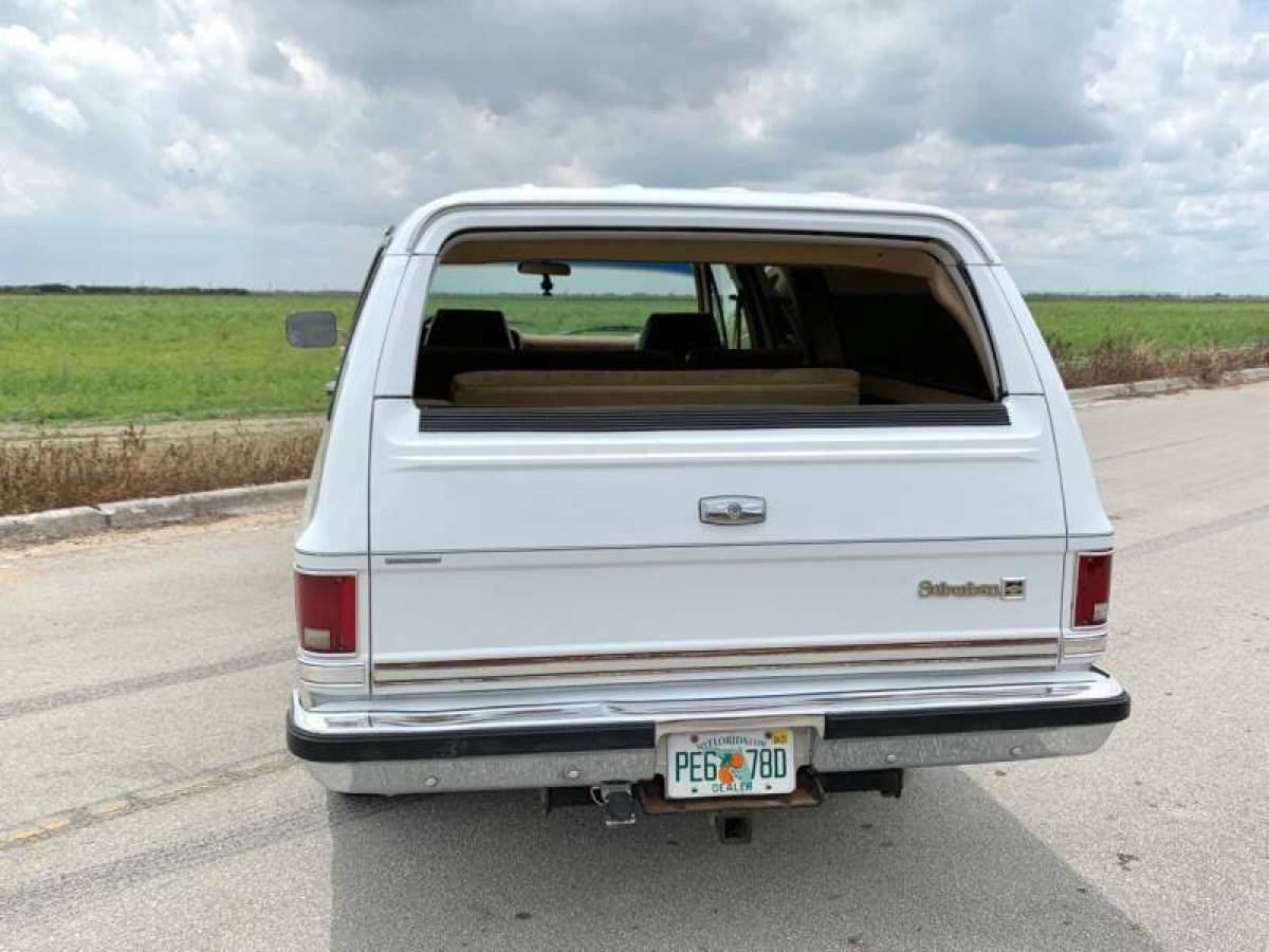 1987 Chevrolet Suburban R20 4dr SUV - photo 13