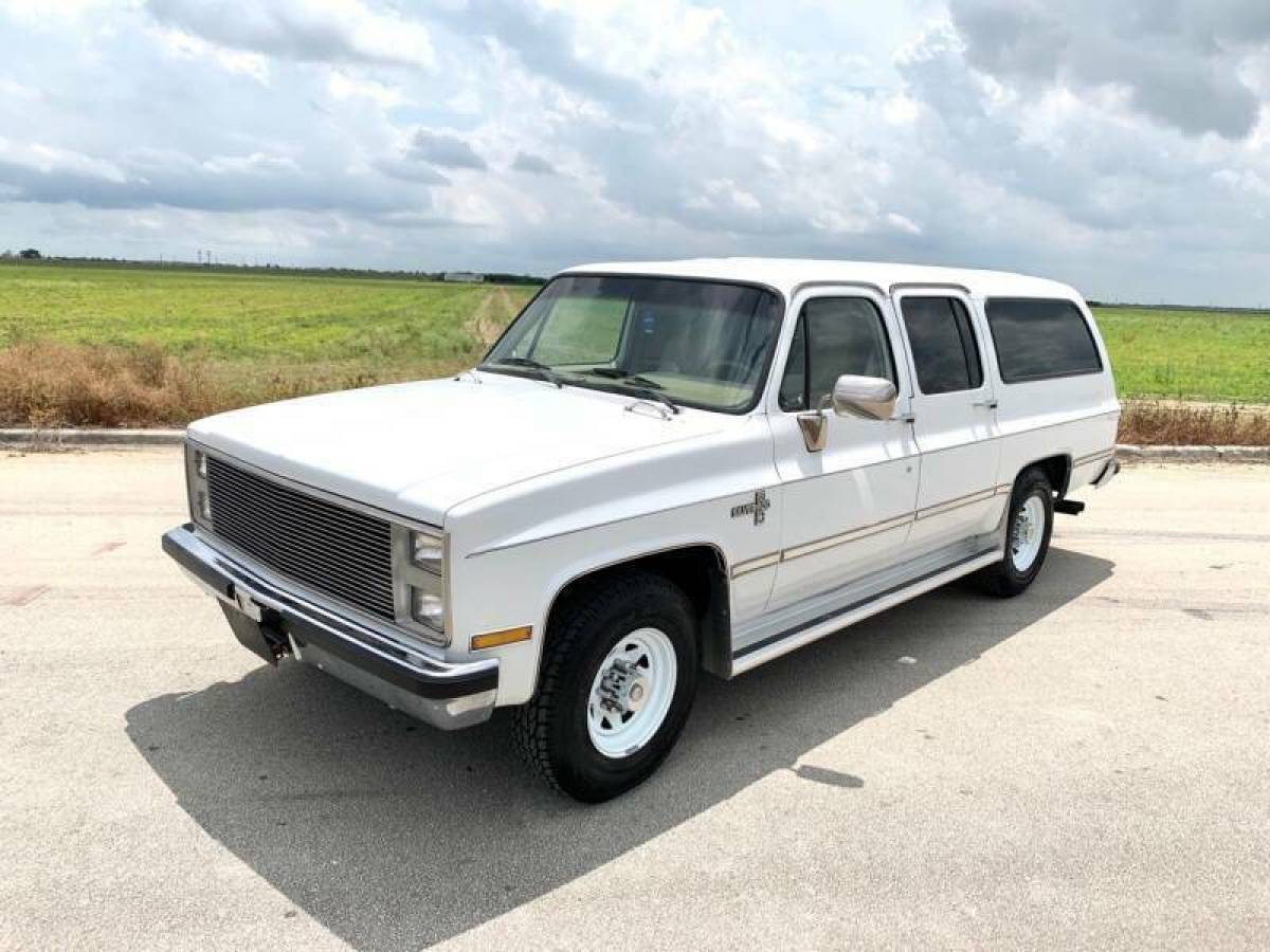 1987 Chevrolet Suburban R20 4dr SUV - photo 2