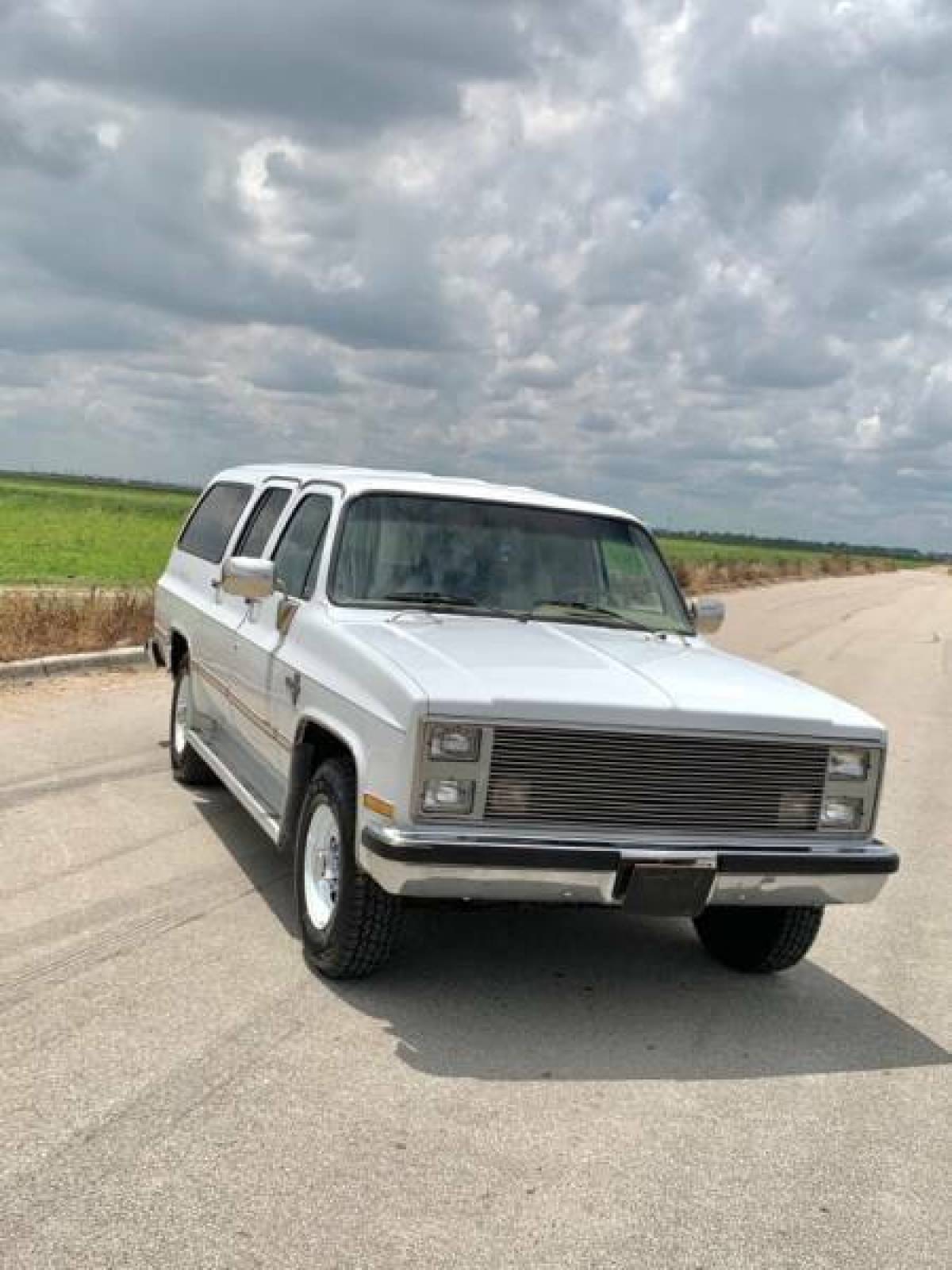 1987 Chevrolet Suburban R20 4dr SUV - photo 3