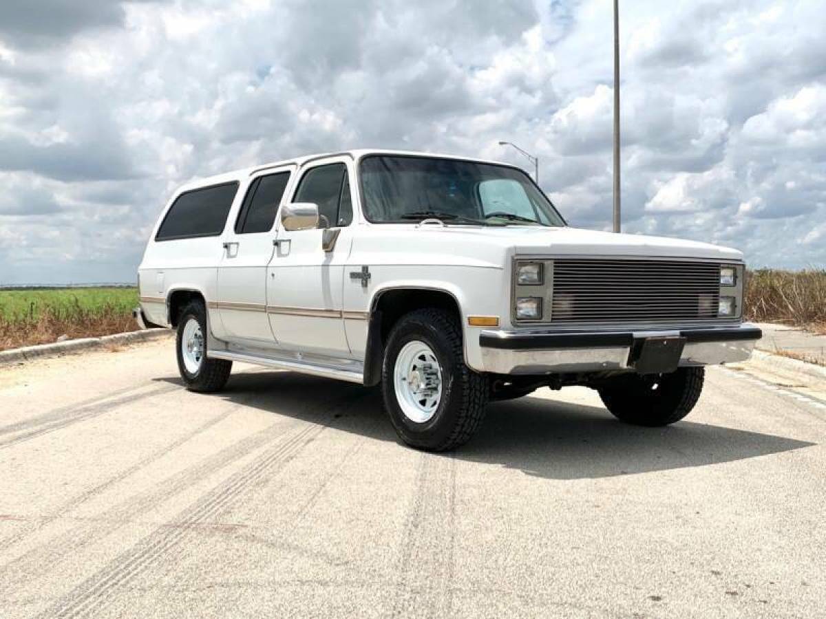 1987 Chevrolet Suburban R20 4dr SUV - photo 4