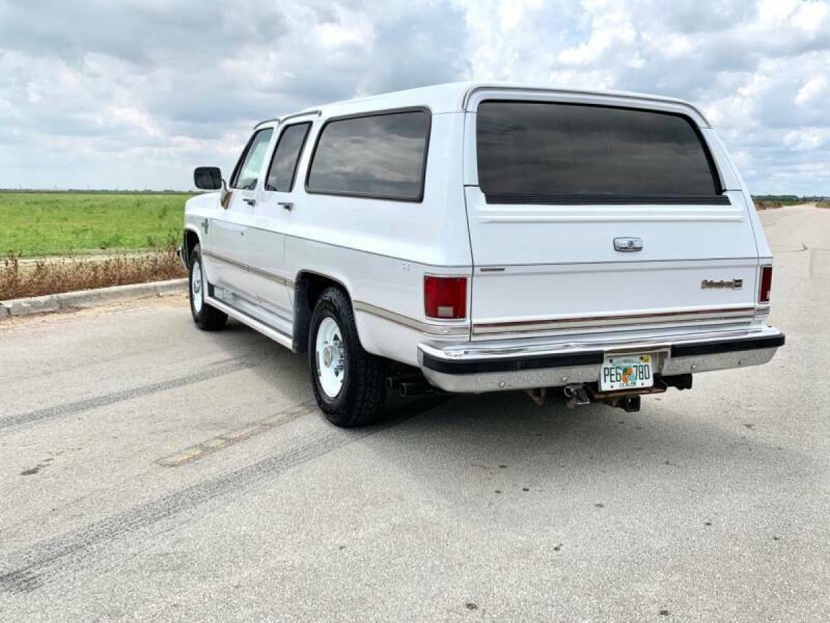1987 Chevrolet Suburban R20 4dr SUV - photo 8