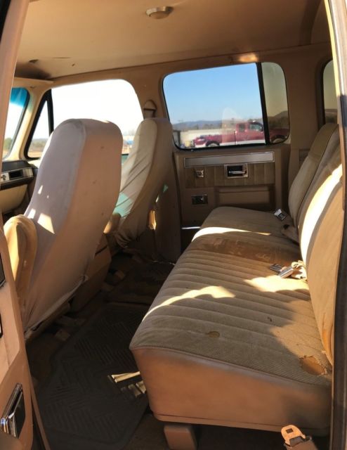 1987 Chevrolet Suburban Silverado Sport Utility 4-Door - photo 6
