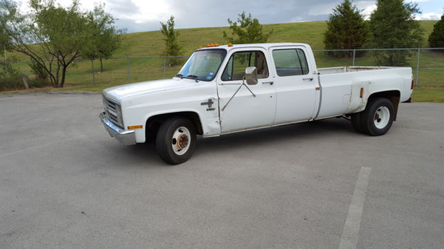 1987 Chevy C30 R30 Dually 3 + 3 Diesel Cummins engine swap 5-speed Getrag 1987 Chevrolet C-10 3 + 3 crew camper special
