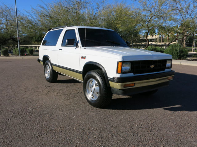 1987 Chevrolet Blazer S-10  2 DOOR - photo 2