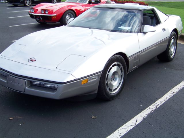 1987 Corvette Coupe (A Classic !) 1987 Chevrolet Corvette silver and medium gray, two tone