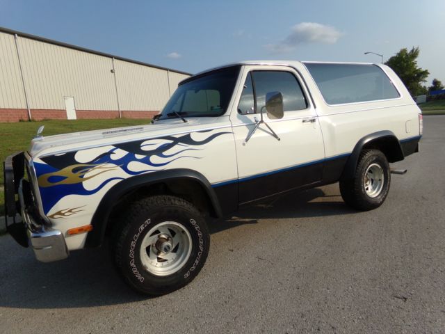1987 Dodge RAMCHARGER with a 400 automatic - rollbar and grill guard - 4x4 1987 Dodge Ramcharger