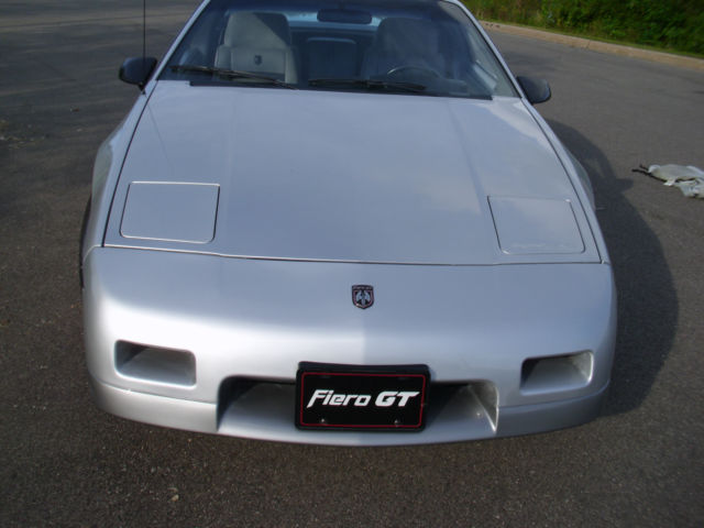 1987 Pontiac Fiero - photo 2