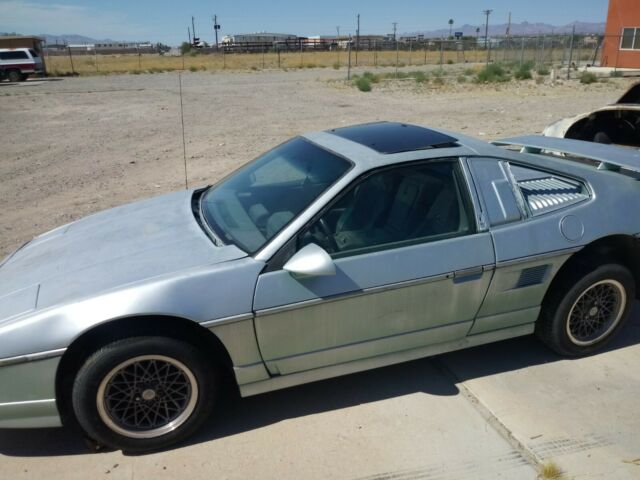 1987 Pontiac Fiero - photo 2