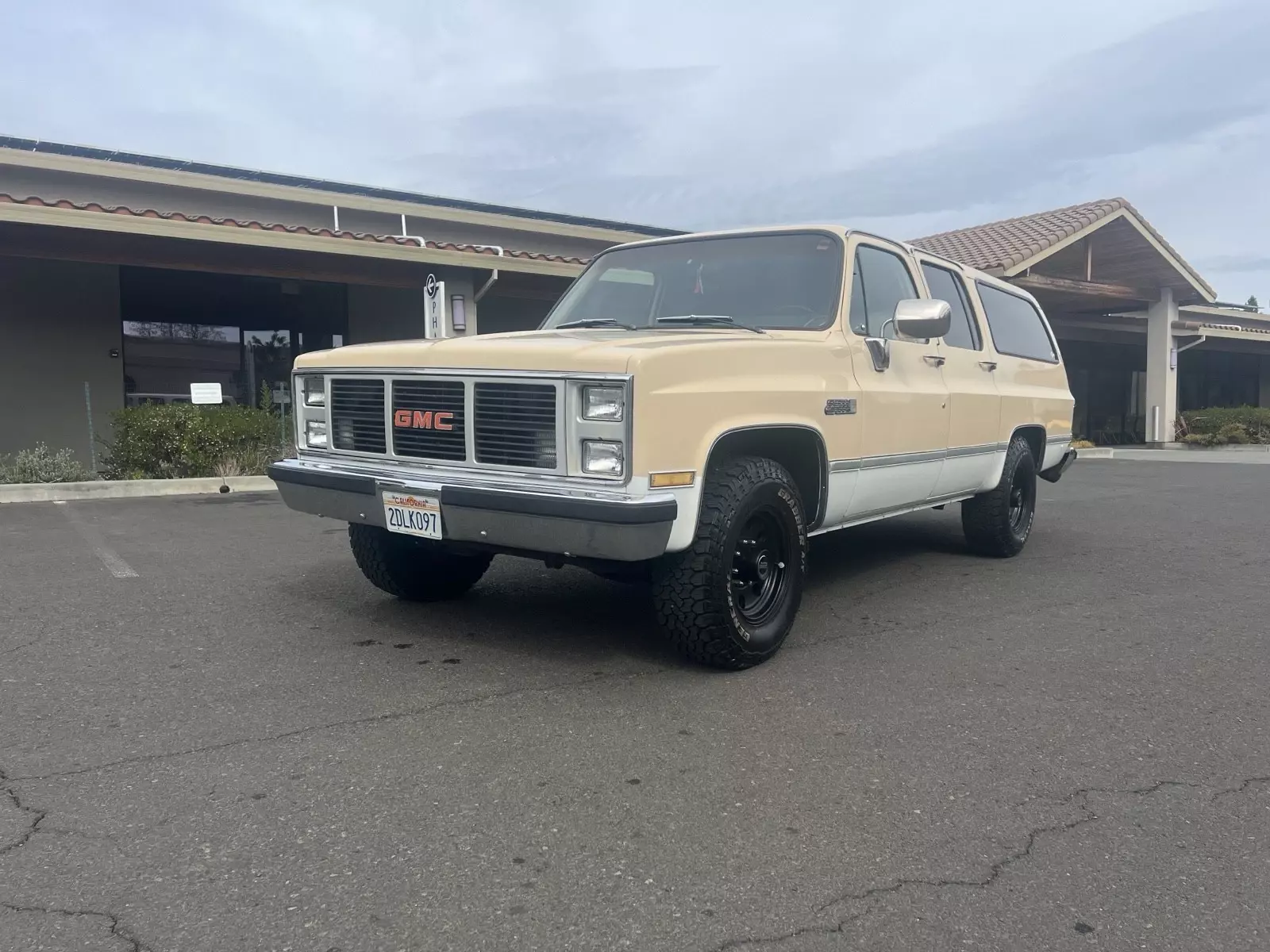 1987 GMC R2500 Suburban SUV Brown R25 CONVENTIONAL 1987 GMC Sierra 2500 R25 CONVENTIONAL
