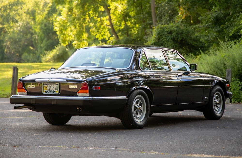 1987 Jaguar XJ6 Vanden Plas 1 Owner Low 16k mi Collectible 4.2L CARFAX WE SHIP! - photo 4