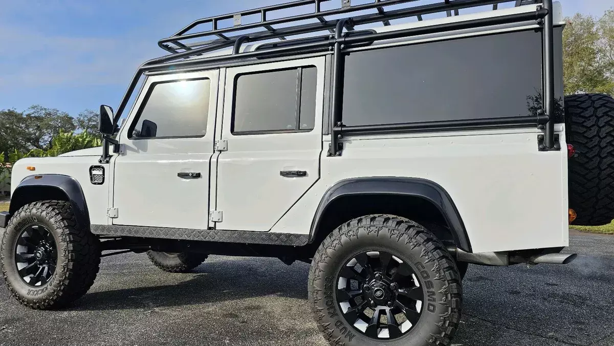 1987 Land Rover SUV White 1987 Land Rover Defender