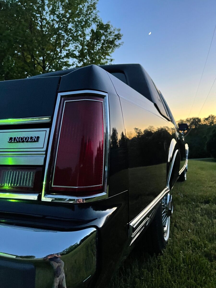 1988 Lincoln Town Car - photo 2