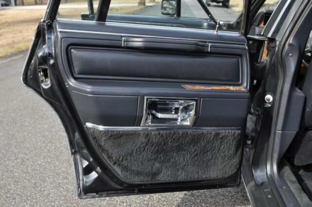 1987 Lincoln Town Car Signature Series - photo 11
