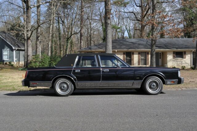 1987 Lincoln Town Car Signature Series - photo 2