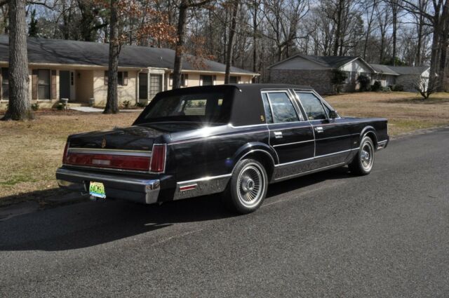 1987 Lincoln Town Car Signature Series - photo 3