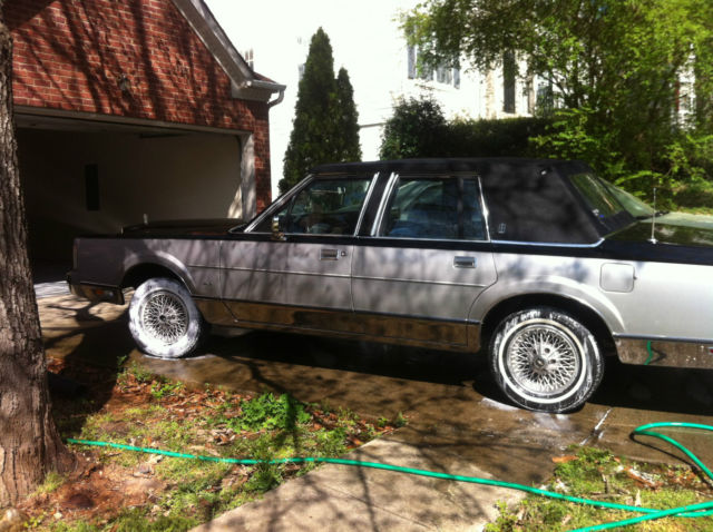 1987 Lincoln Town Car Signature Sedan 4-Door 5.0L 1987 Lincoln Town Car Signature Sedan 4-Door